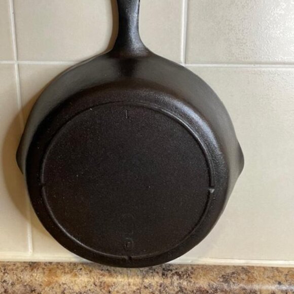 Vintage 3-Notch Lodge Skillet with smooth surface - 8 inch (20cm) - Picture 2 of 3